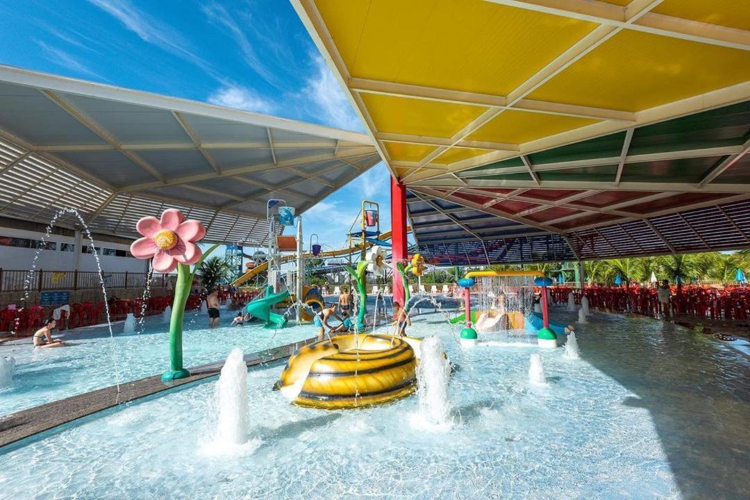 Hotel Spazzio Diroma Cafe Da Manha E Acesso Ao Acqua Park Калдас Новас Екстериор снимка